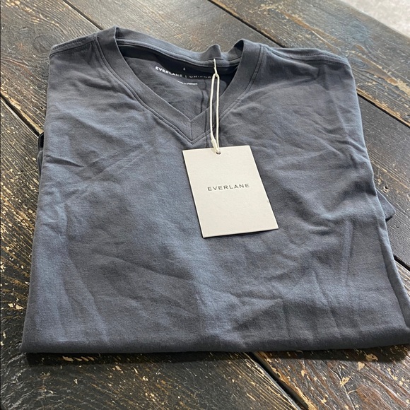 THE ESSENTIAL ORGANIC V-NECK TEE - S - Picture 6 of 9